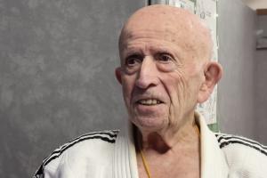 Un passionné de judo, âgé de 94 ans en tenue de kimono