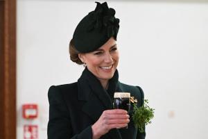 Kate Middleton avec un verre de bière