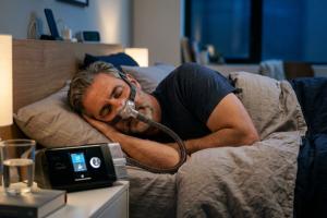 Personne appareillée pour un apnée du sommeil avec une PPC