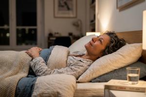 personne allongée dans son lit la nuit