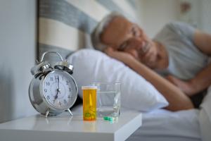 Homme âgé en train de dormir