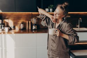 femme qui boit un café le matin