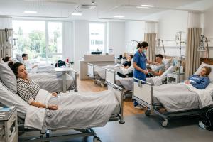 plusieurs jeunes adultes malades, avec des perfusions de réhydratation