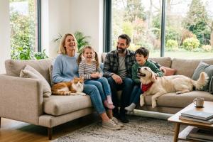 Famille avec un chien et un chat.