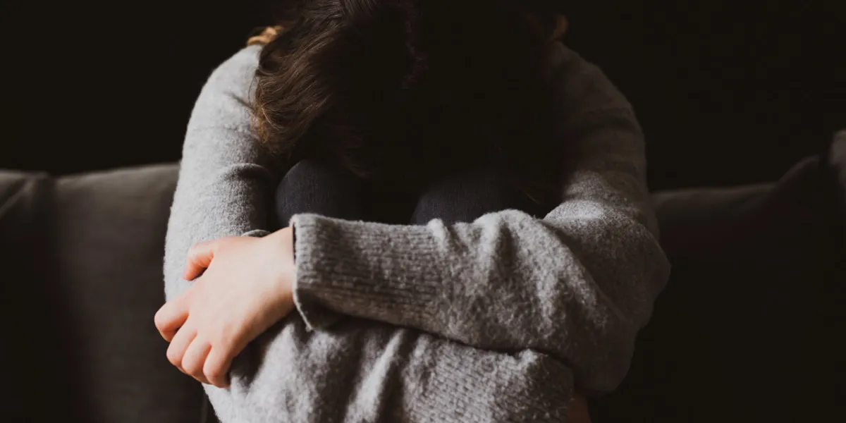 verzweifelte und traurige junge frau