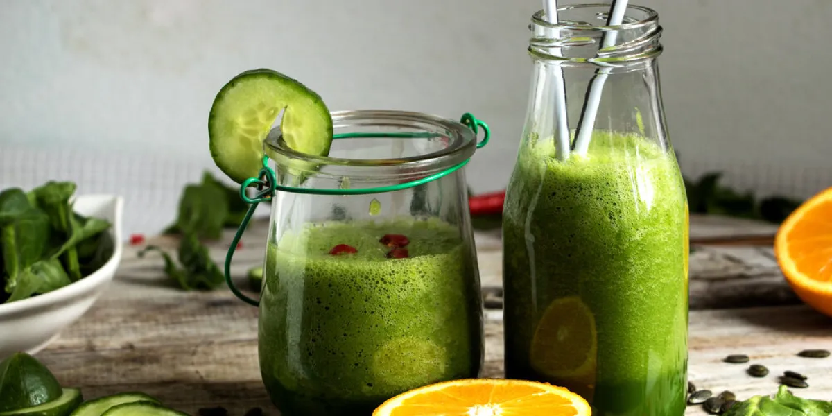 gläser mit spinat- und gurken-smoothie mit orangen verfeinert