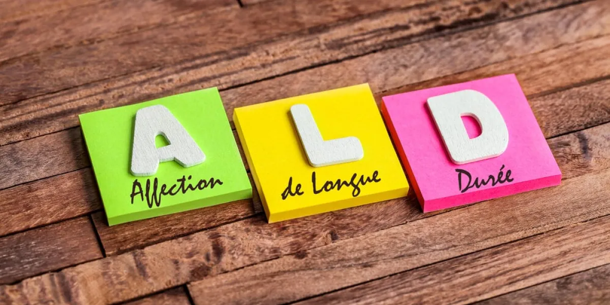 colorful,square,papers,with,wooden,white,letters,for,the,acronym