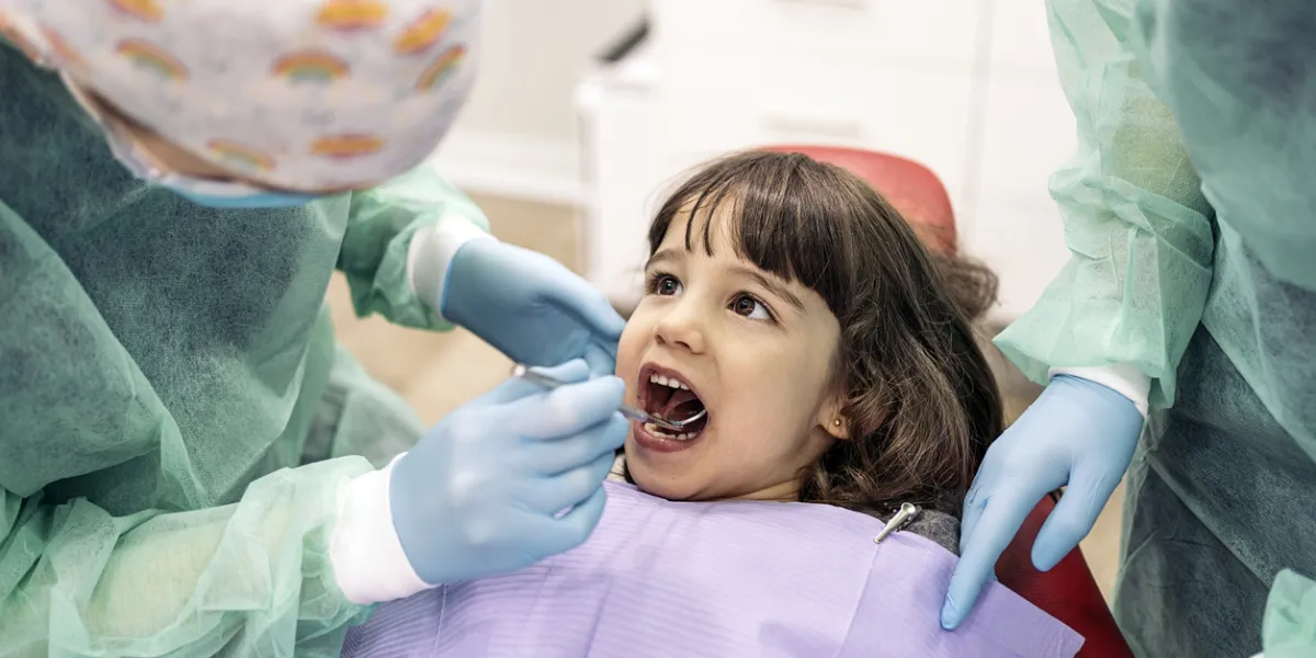 petite fille dentiste