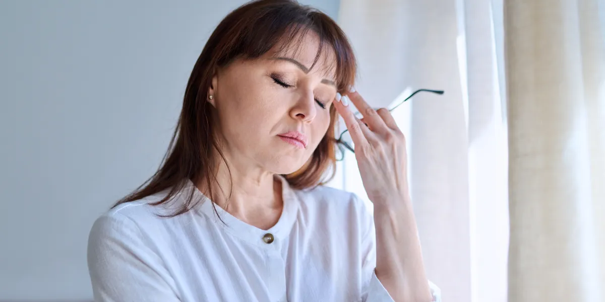 femme senior mal de tete