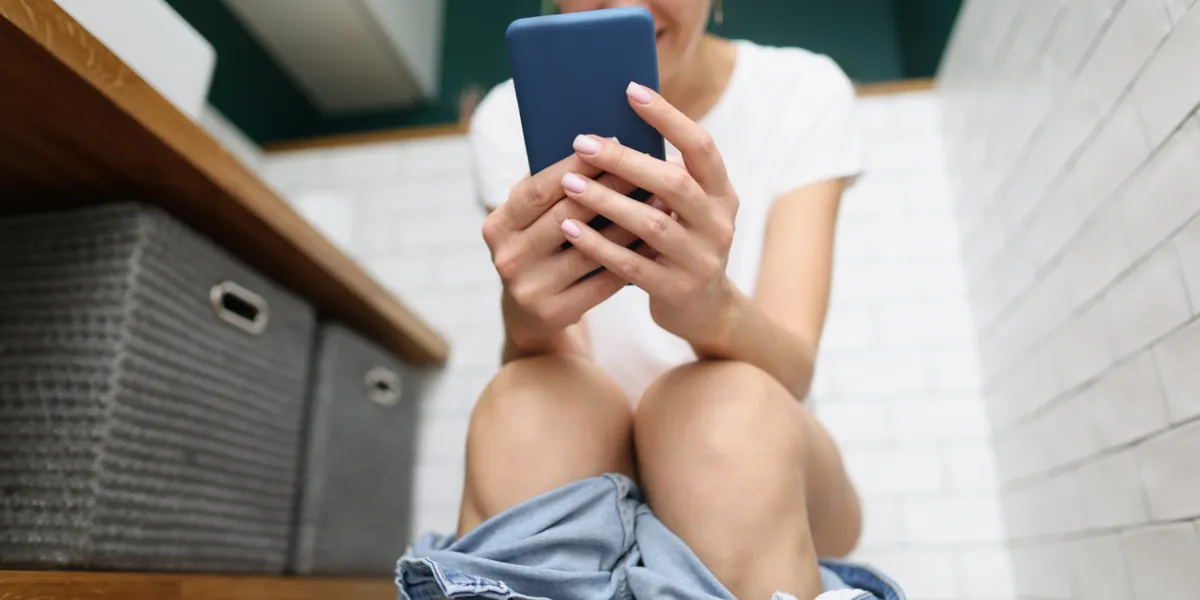 téléphone aux toilettes