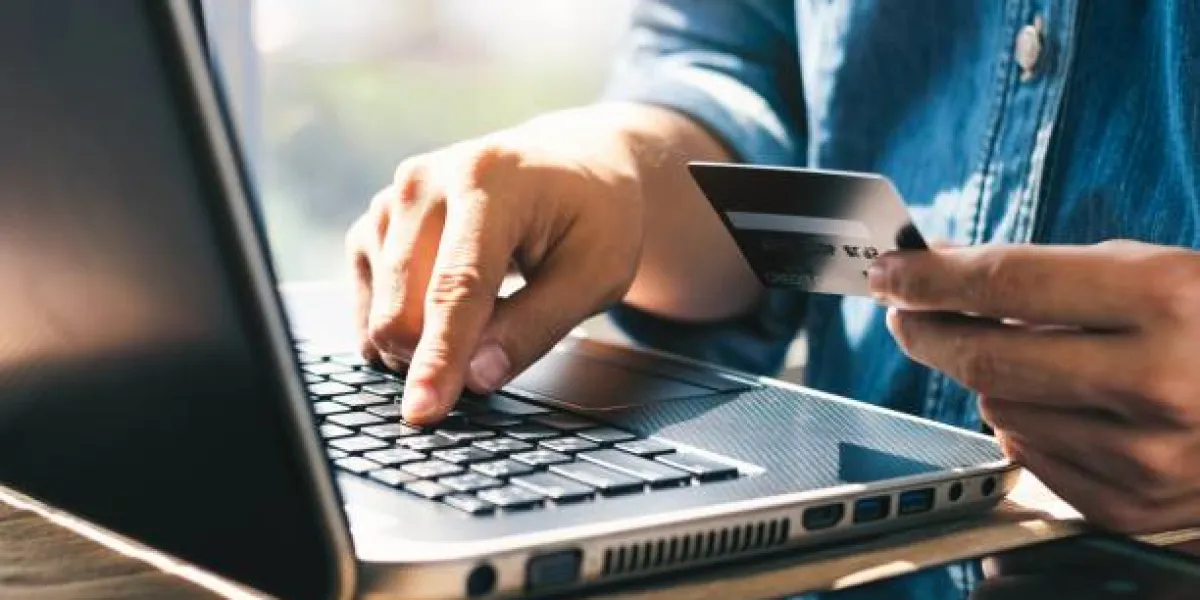 ordinateur et carte de crédit