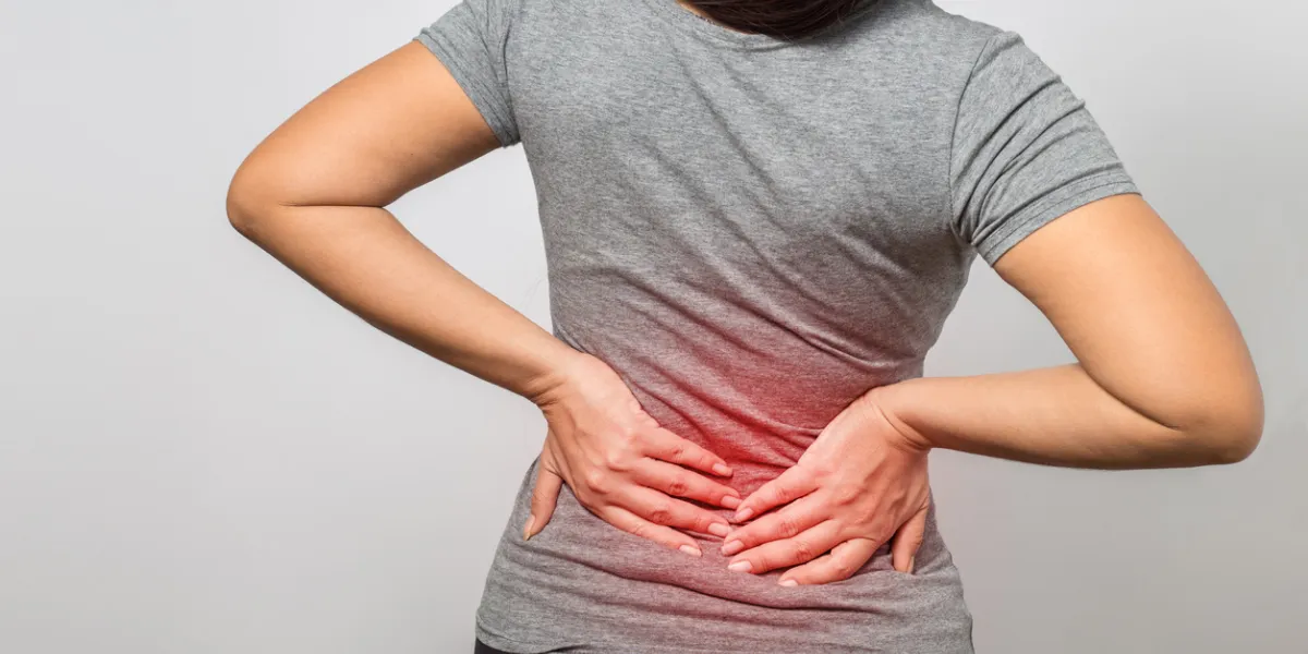 femme qui a mal au dos