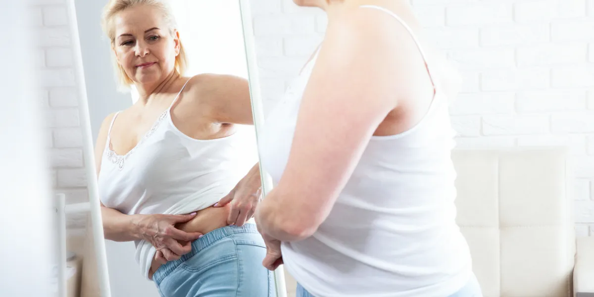 femme qui se regarde dans le miroir