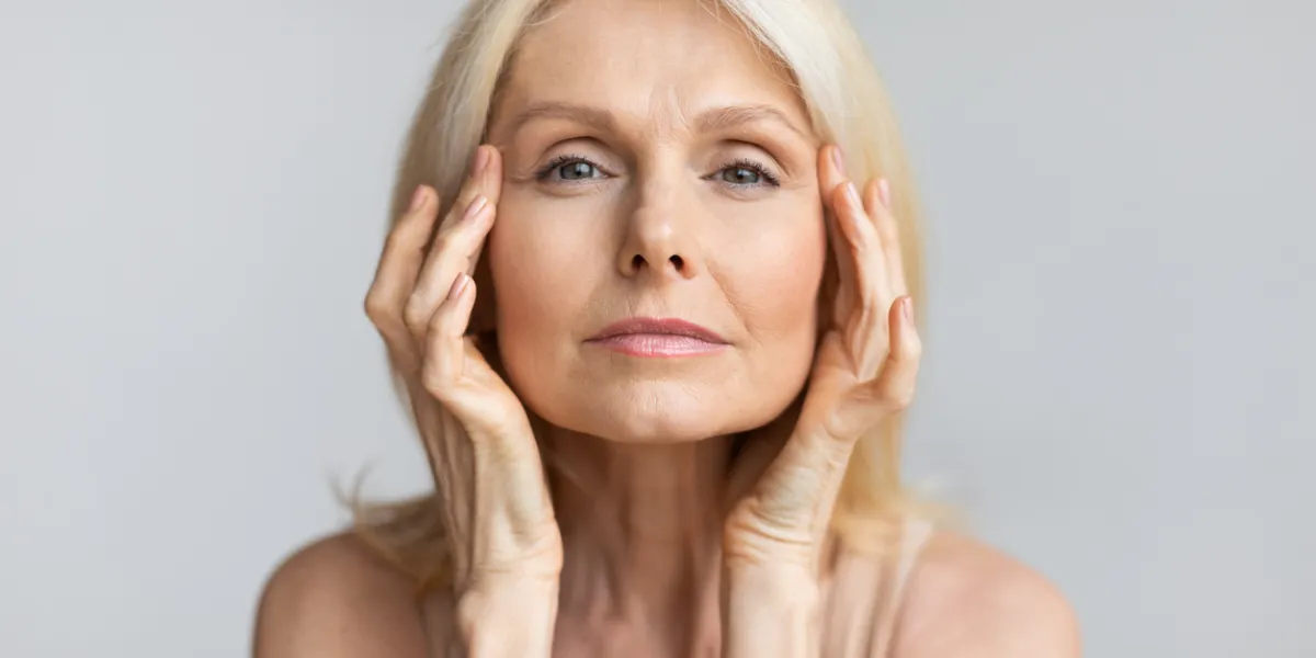 femme qui a des poches sous les yeux