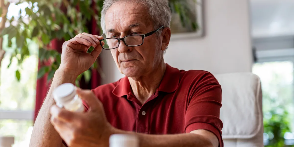 homme senior qui prend un médicament