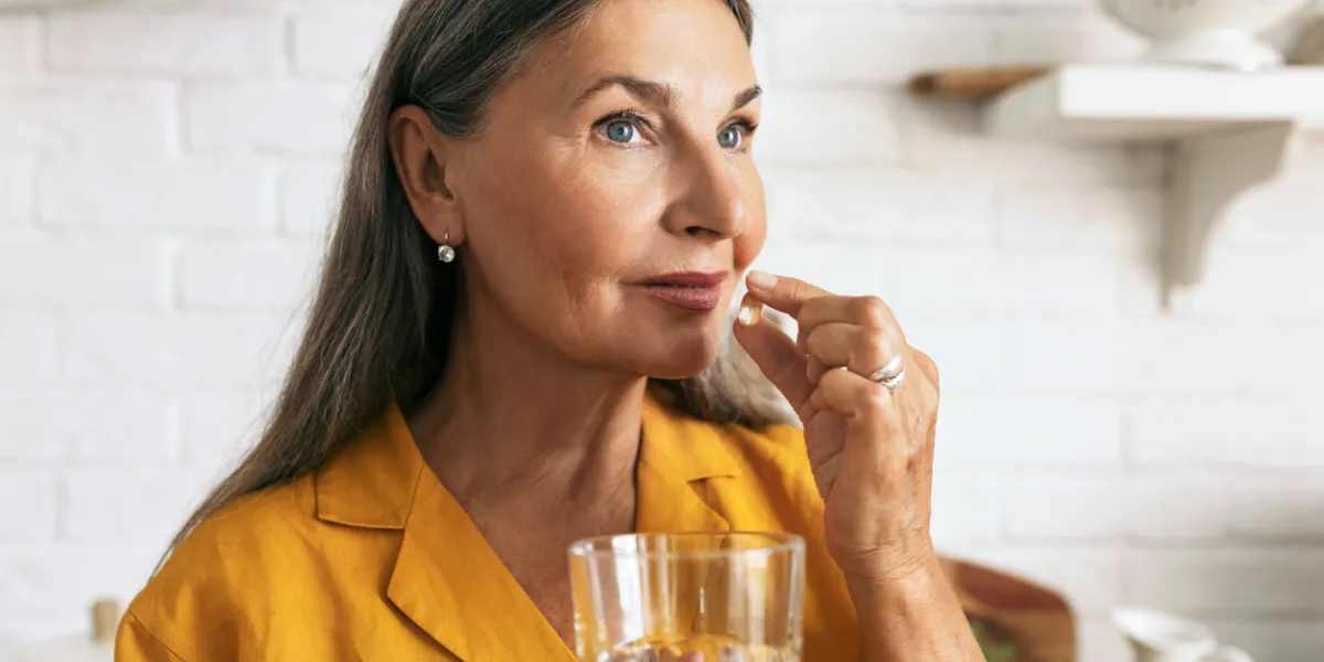 femme qui prend un médicament