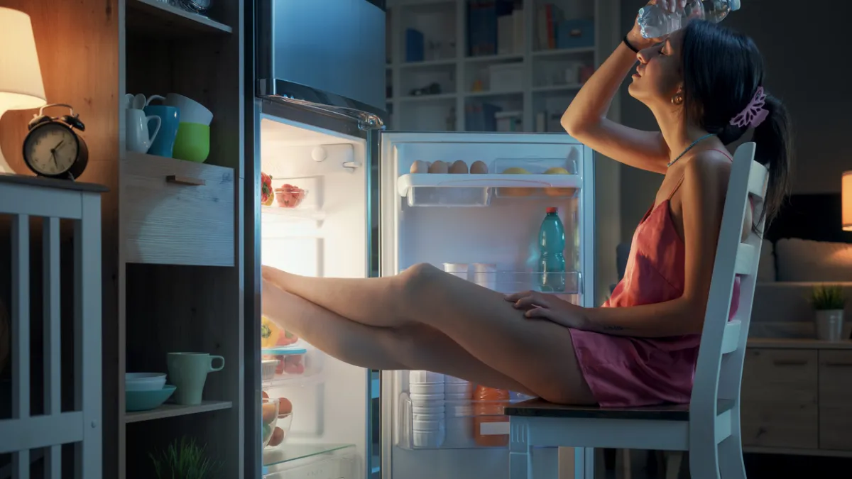 femme qui se rafraîchit pendant la canicule