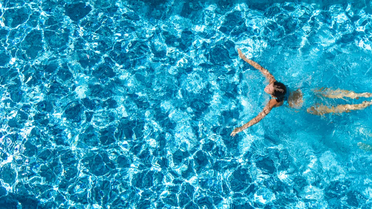 femme qui nage dans une piscine