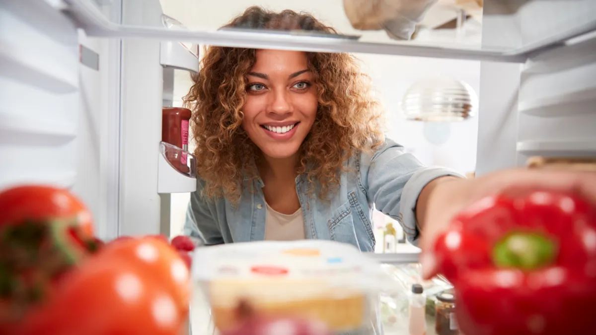 femme qui ouvre son réfrigérateur