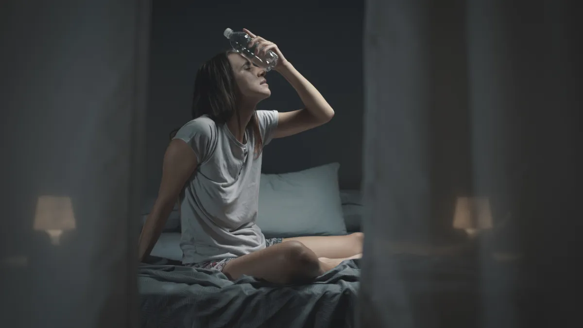 femme qui a trop chaud pour dormir