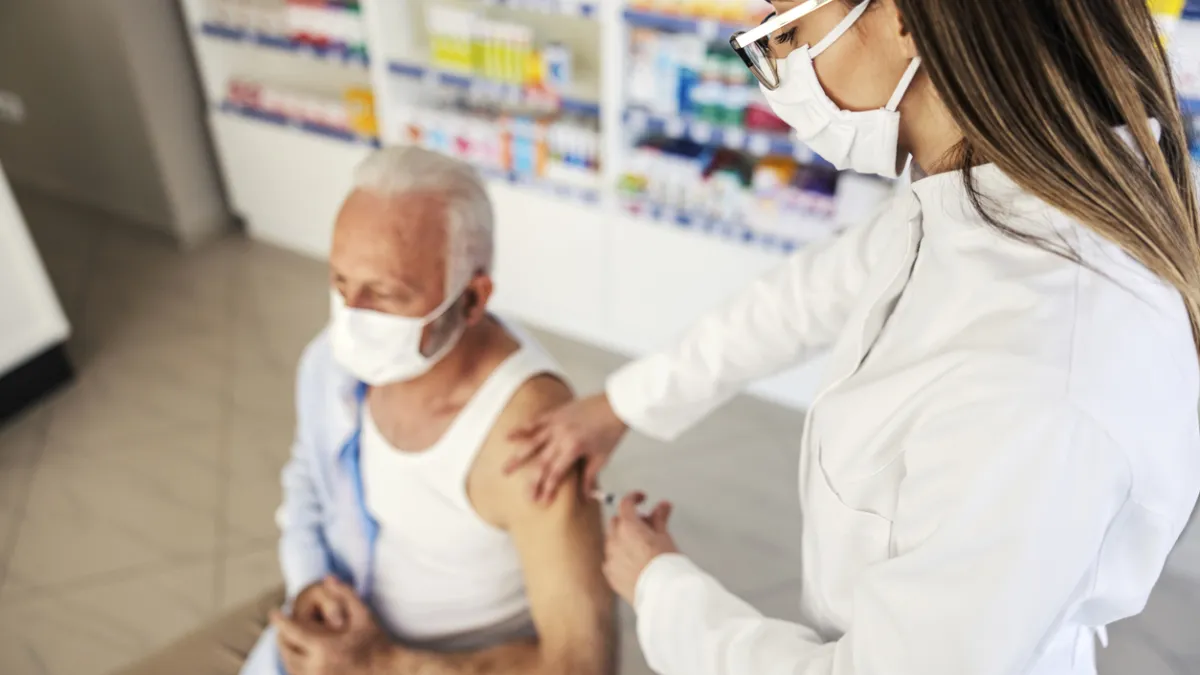 homme qui se fait vacciner