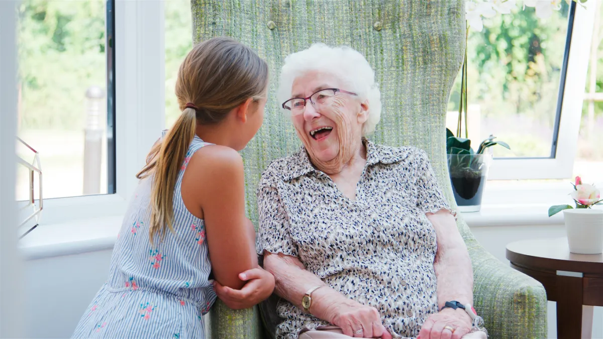 Femme âgée avec une petite fille