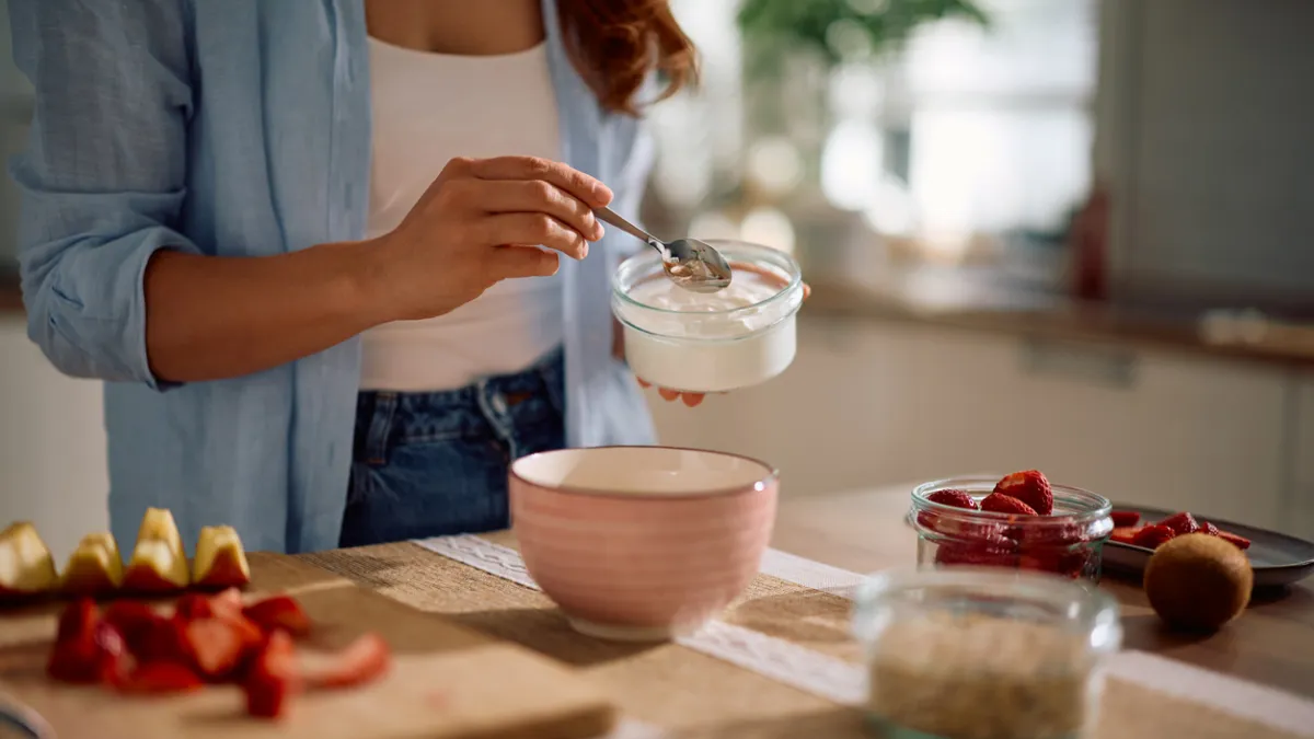 femme qui prépare un petit déjeuner