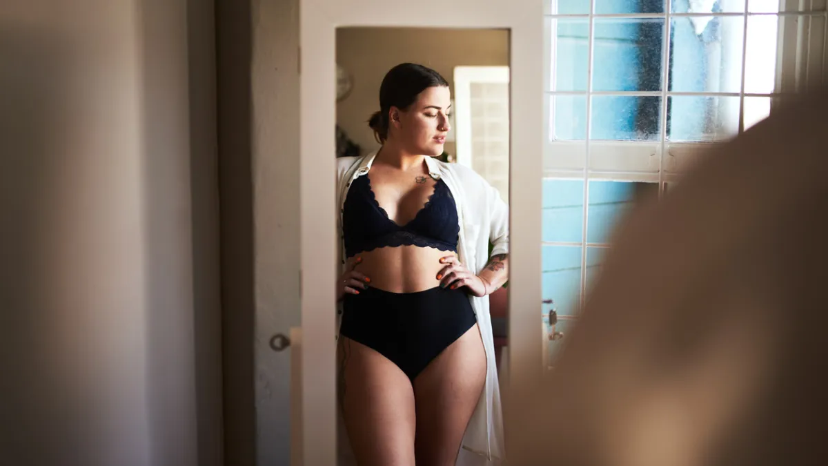 femme qui se regarde dans le miroir