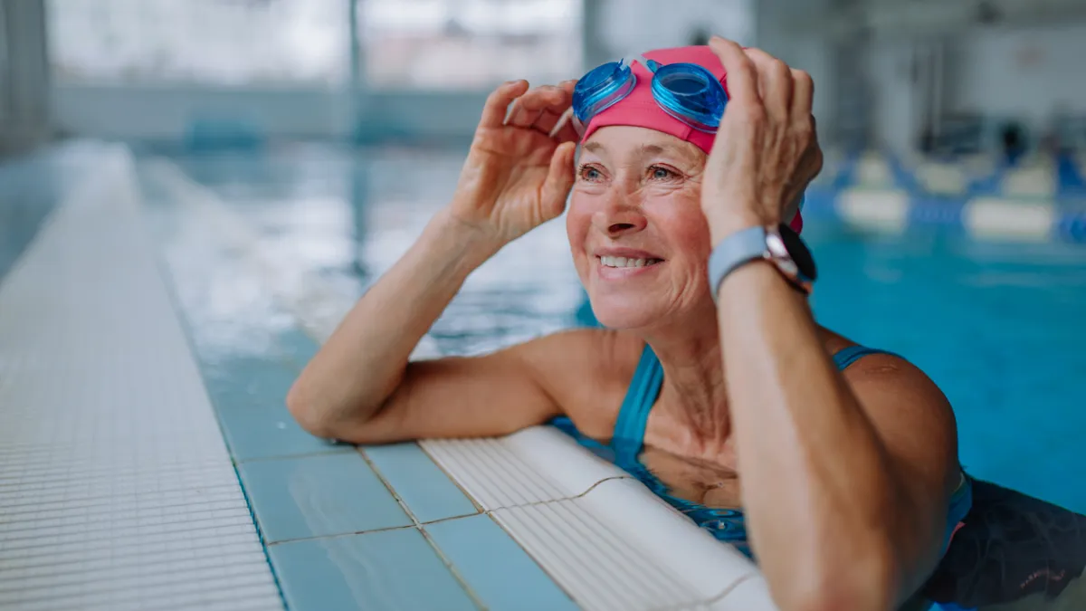 femme au bord de la piscine