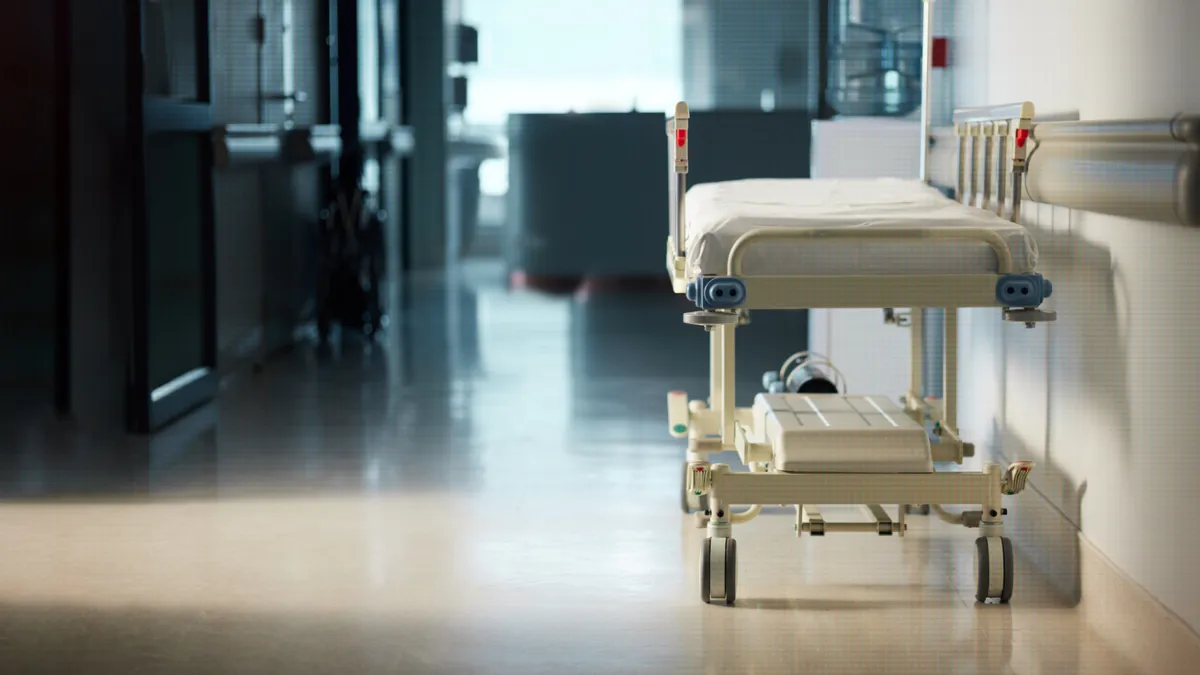 brancard dans un couloir d'hôpital 