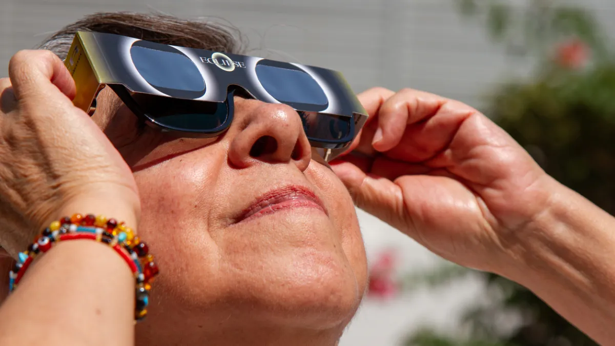 femme qui porte des lunettes pour éclipse