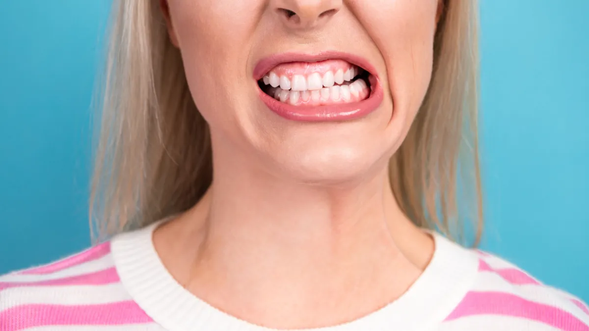 femme au sourire crispé