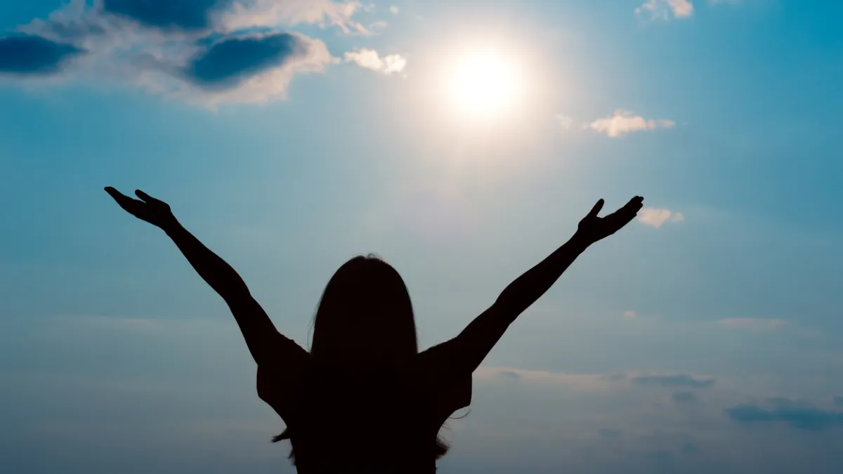 femme qui s'expose au soleil
