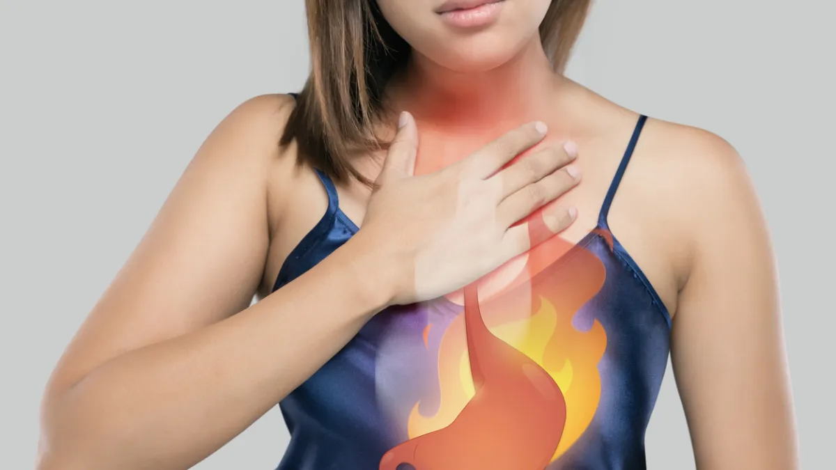 femme en chemise de nuit qui souffre de reflux