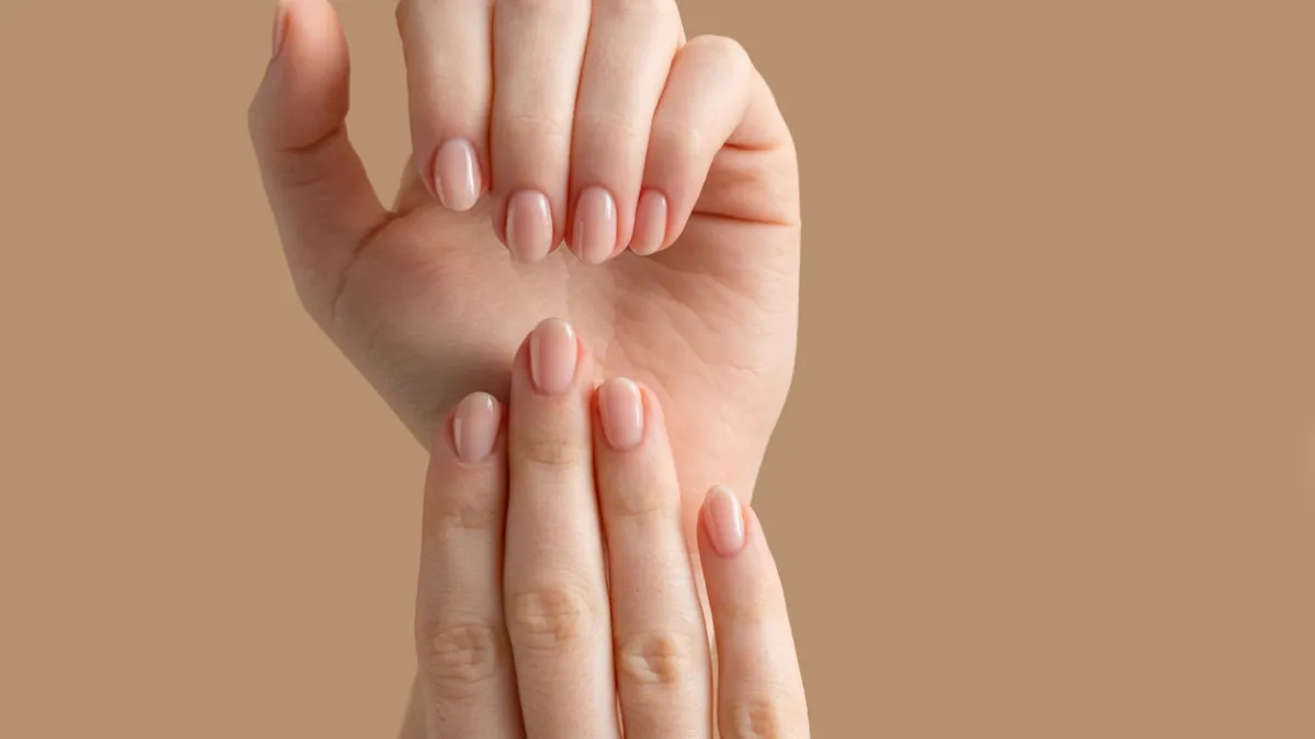 mains avec de jolis ongles