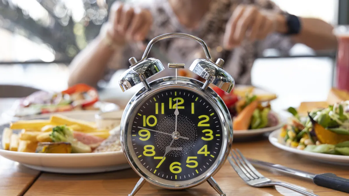 table de repas avec un réveil