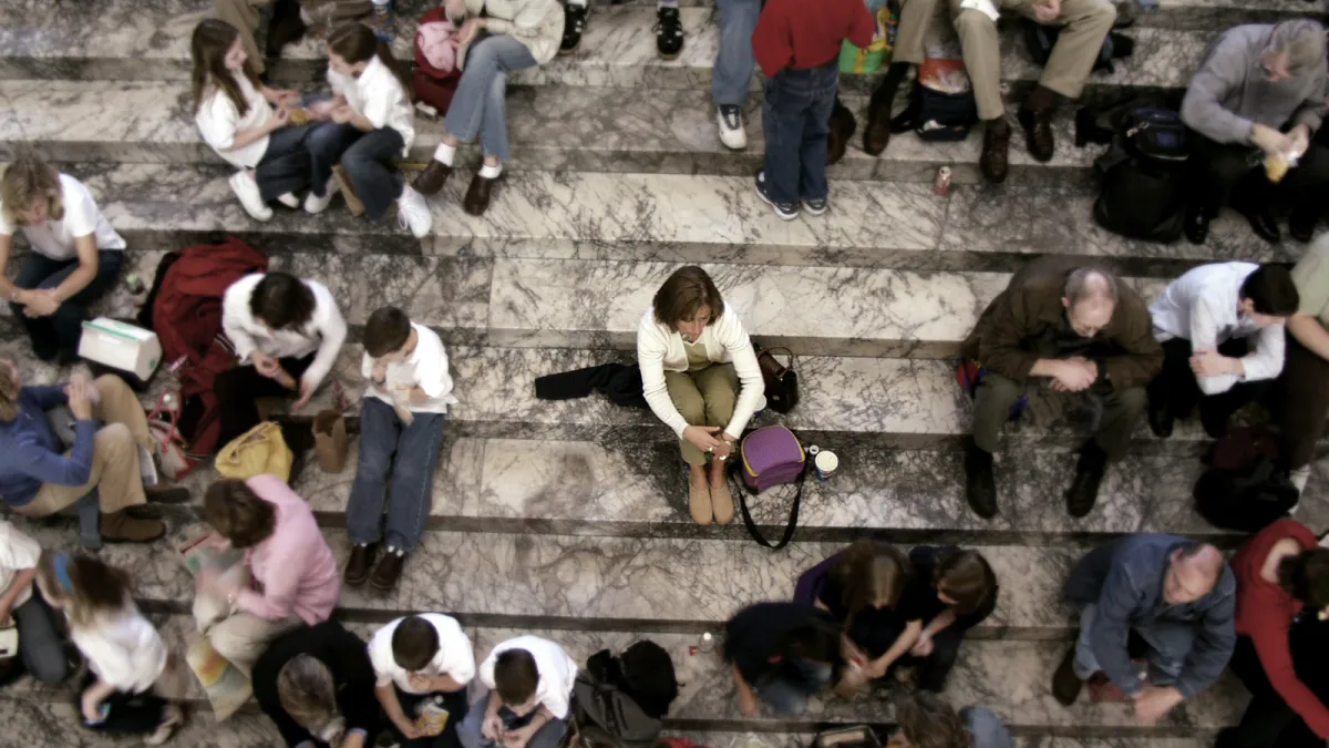 personne seule au milieu d'une foule