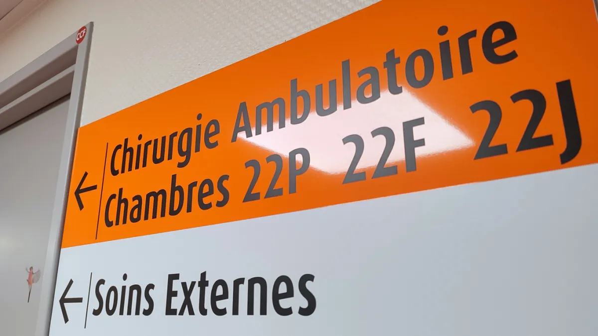 affiche de direction dans un hôpital