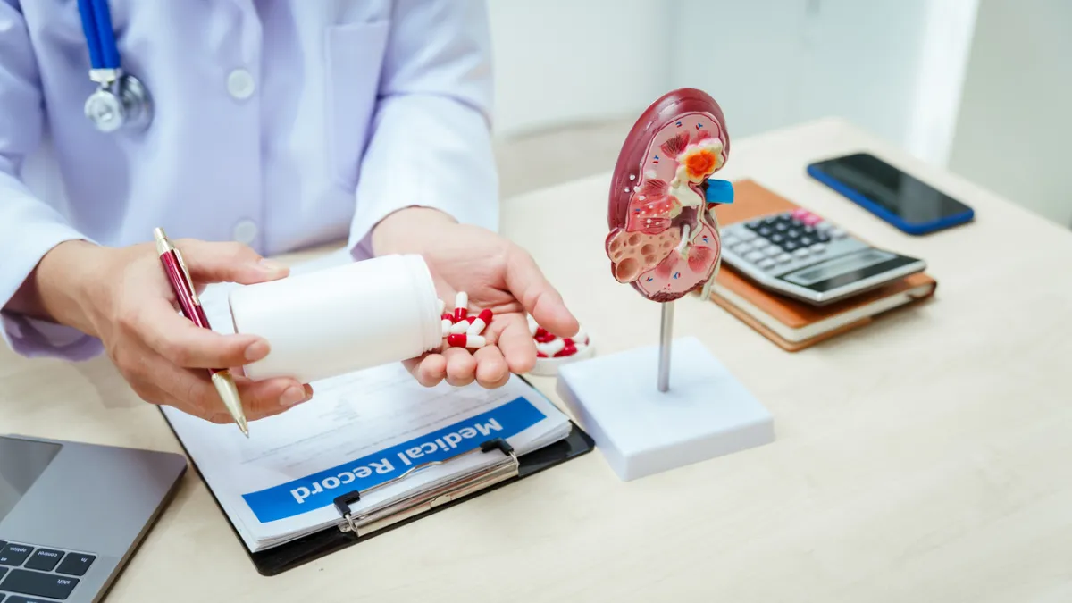 médecin qui manipule des médicaments pour les reins