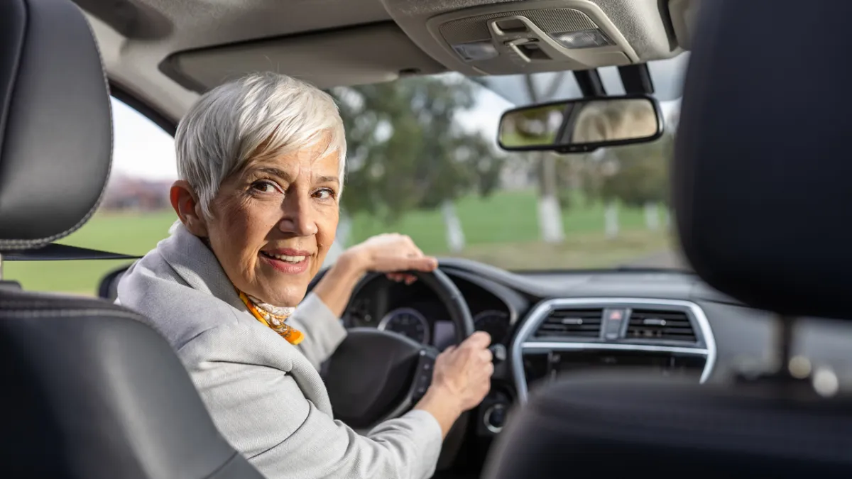 femme au volant d'une voiture
