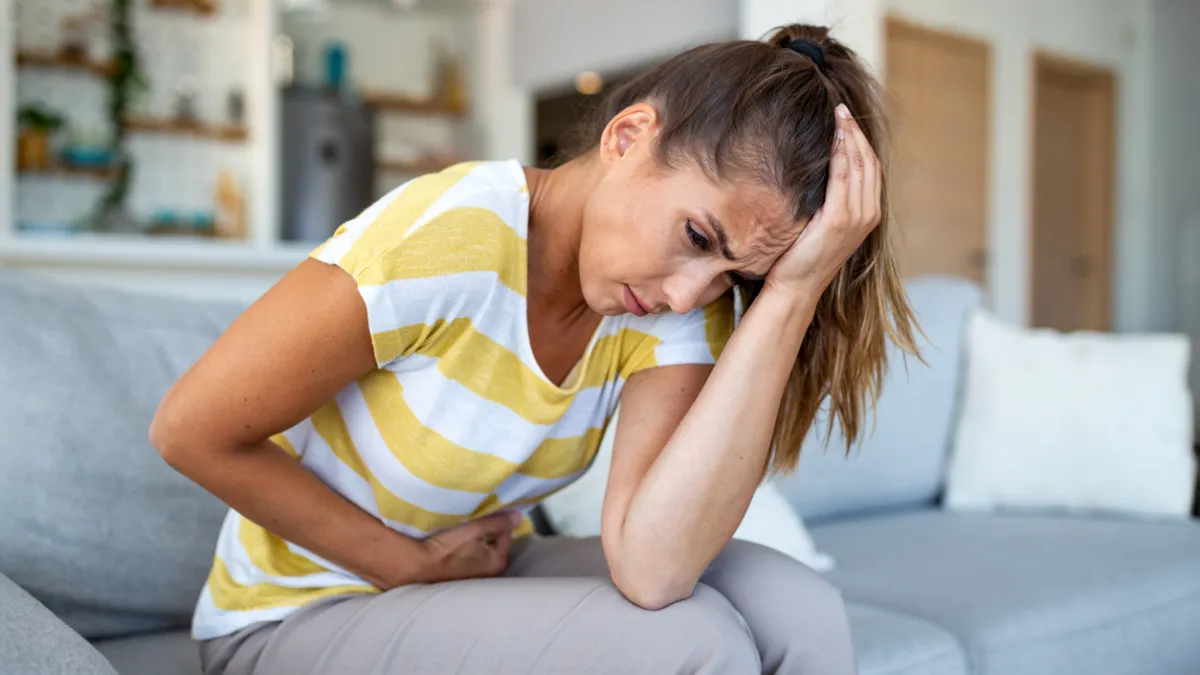 femme qui a des douleurs au ventre