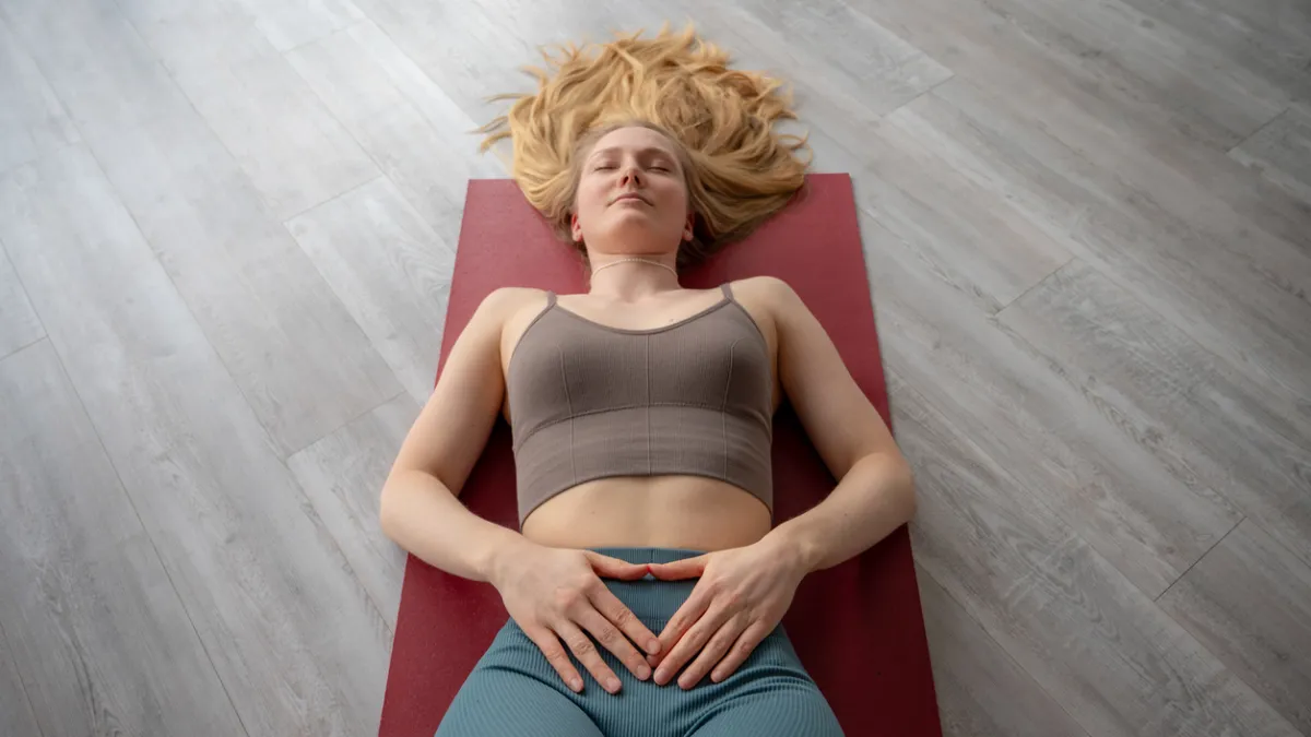 femme qui pratique la respiration hypopressive