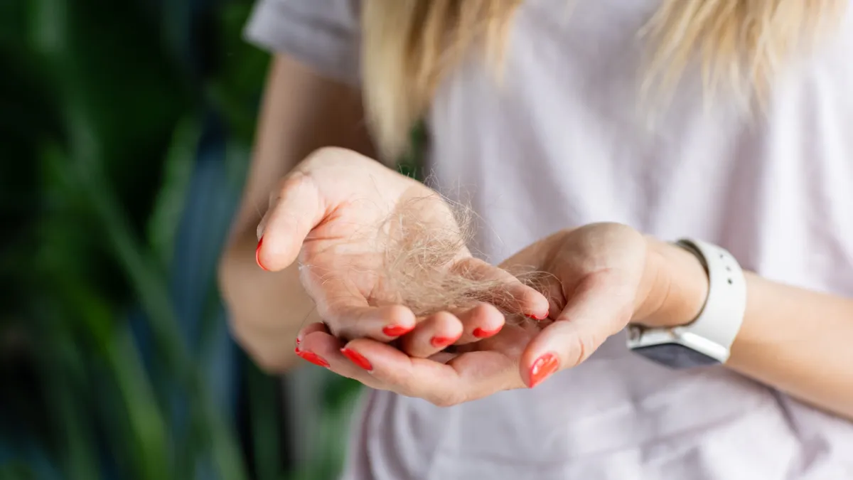 femme qui perd ses cheveux