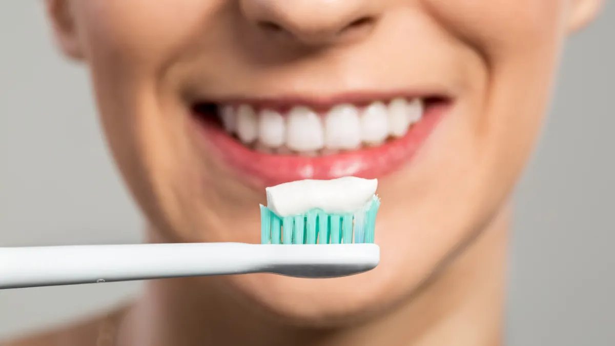 femme qui va se brosser les dents