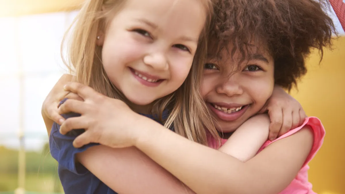 deux petites filles qui s'enlacent