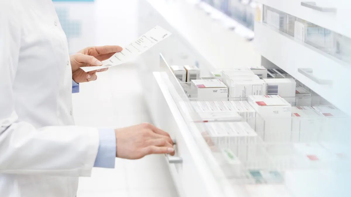pharmacien qui cherche un médicament