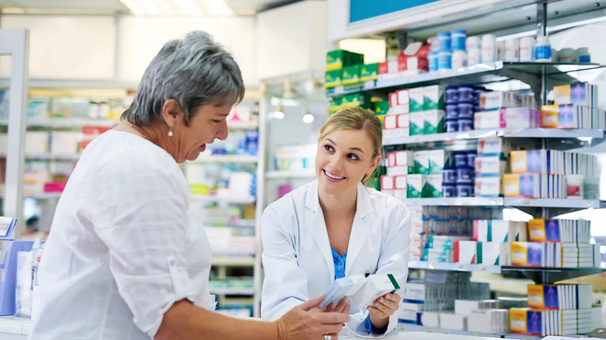 pharmacienne avec une patiente