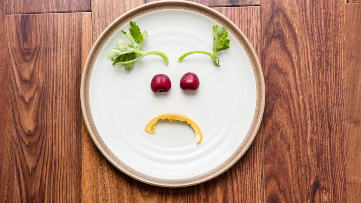 assiette avec un visage triste