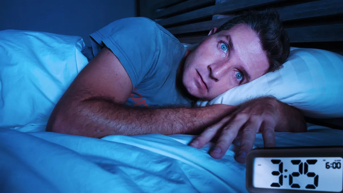 homme qui se réveille au milieu de la nuit