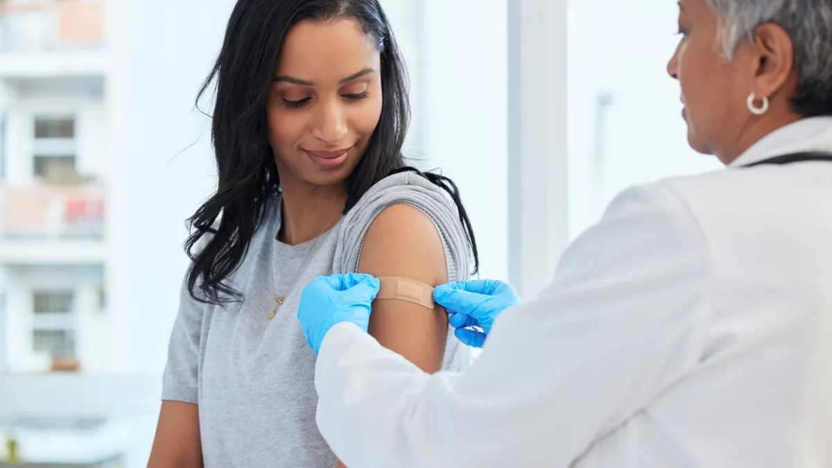 femme qui se fait vacciner